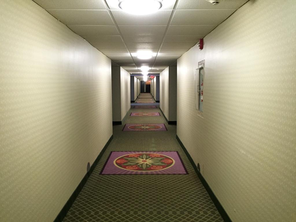 Badlands Inn & Suites Dickinson Bagian luar foto