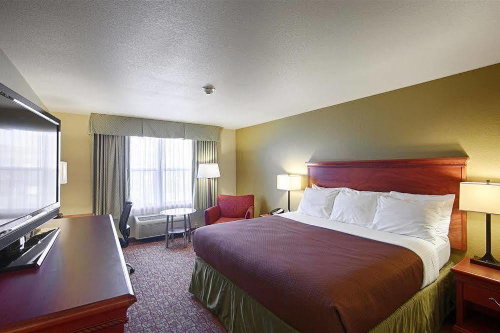 Badlands Inn & Suites Dickinson Bagian luar foto
