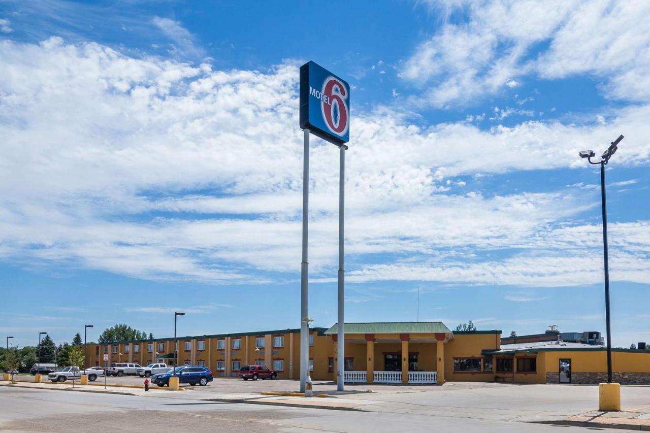 Badlands Inn & Suites Dickinson Bagian luar foto