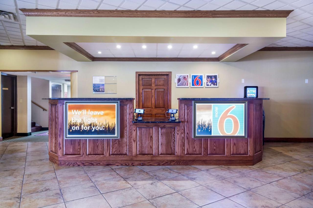 Badlands Inn & Suites Dickinson Bagian luar foto