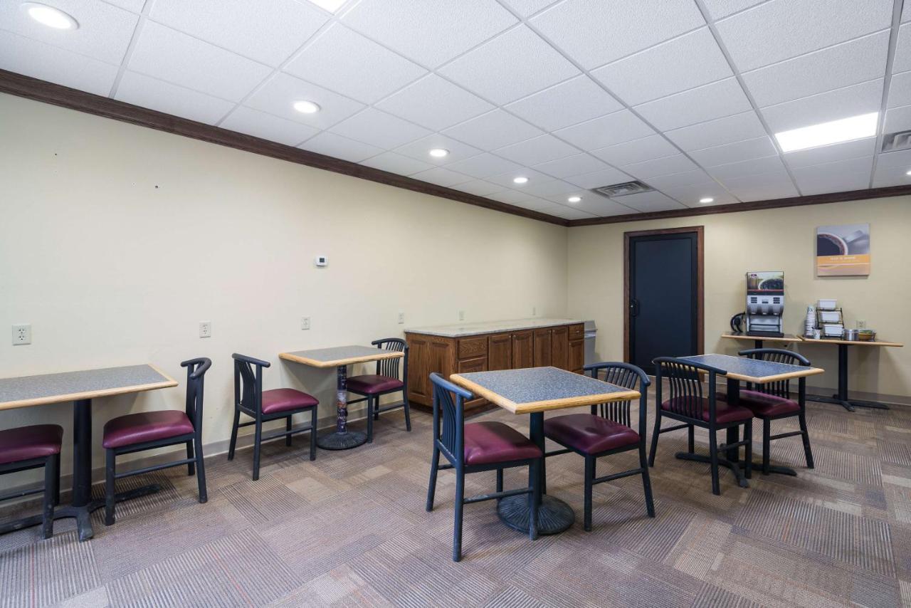 Badlands Inn & Suites Dickinson Bagian luar foto