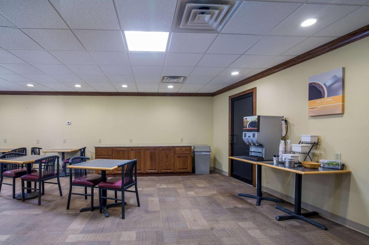 Badlands Inn & Suites Dickinson Bagian luar foto