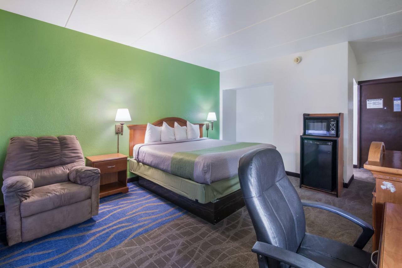 Badlands Inn & Suites Dickinson Bagian luar foto
